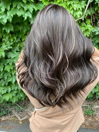 ロング カラー 🌈8月末までシャ イン輝きハイトーン✨のヘアスタイル