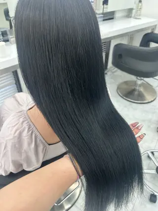 カラー niina🖤 寒色×レイヤーのヘアスタイル