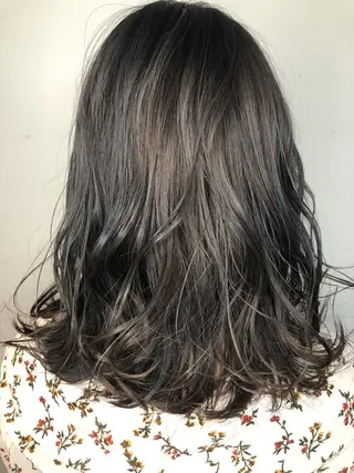 ミディアム カラー 西本 夏美のヘアスタイル