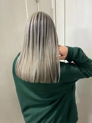 ミディアム カラー ヒカ/外国人風 デザインカラーのヘアスタイル