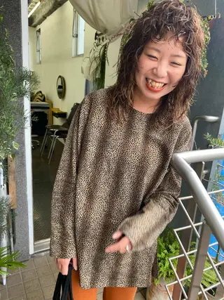 セミロング パーマ qiie/ワンカラー インナーカラーのヘアスタイル