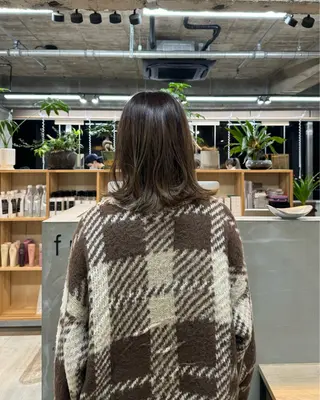 ミディアム 茜璃/ブリーチカラー /レイヤーカットのヘアスタイル