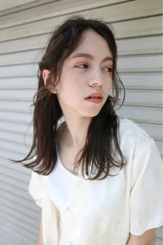 セミロング カラー ブリーチカラーが人気 onnuのヘアスタイル