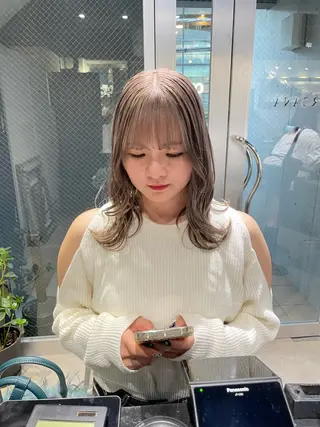 カラー ミルクティーベージュ ブリーチ🖤サヤカのヘアスタイル