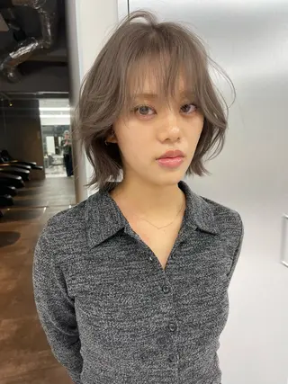 ミディアム カラー TATSU ミルクティーベージュのヘアスタイル