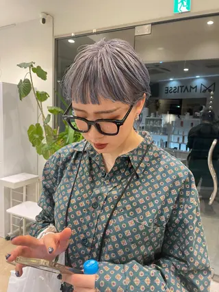 ショート カラー ヘアアレンジ mika｜ブルーカラ ー｜ハイトーンカラーのヘアスタイル