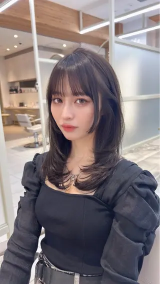 ミディアム かなこ／レイヤー ／透明感カラーのヘアスタイル