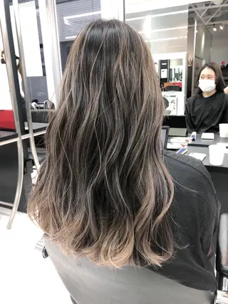 ロング 白髪ぼかしモデル募集 赤岡翔太のヘアスタイル