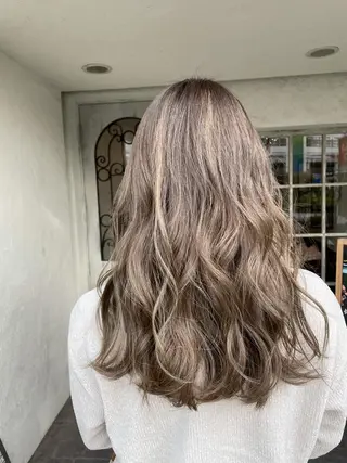 セミロング 玉邑 美菜のヘアスタイル