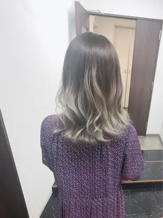 ミディアム カラー ヤナ マネージャーのヘアスタイル