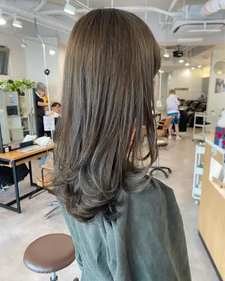 セミロング カラー 細野 菜月のヘアスタイル
