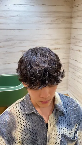 ショート パーマ メンズ 波巻き／ツイスパ／天 王寺／タニオクトモヤのヘアスタイル