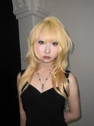 ロング AIRA/ブリーチ /透明感カラーのヘアスタイル