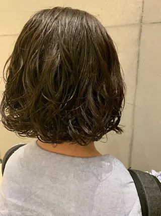 ミディアム パーマ ブリーチなしWカラー /地毛風/小林凪沙のヘアスタイル