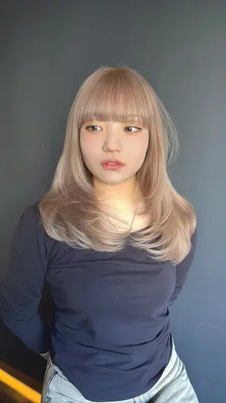セミロング 新宿/ハイトーン/ レイヤー/サカキのヘアスタイル