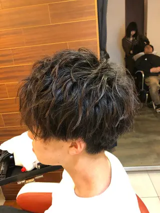 ショート メンズ 塩谷黎✨ブリーチ無W カラーメンズパーマ✨のヘアスタイル