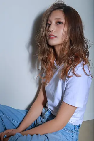 ロング カラー 伊藤 裕貴のヘアスタイル