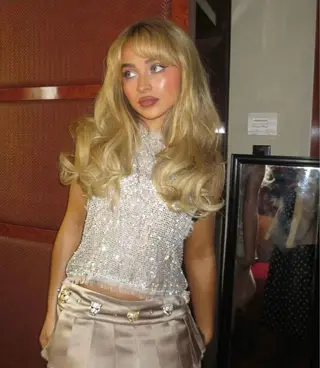 ロング karin💋海外 バタフライカットのヘアスタイル