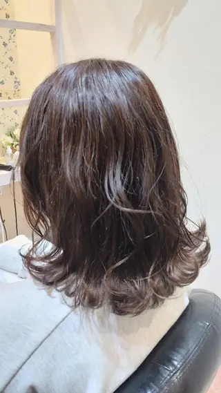 セミロング カラー 大槻 百合子のヘアスタイル