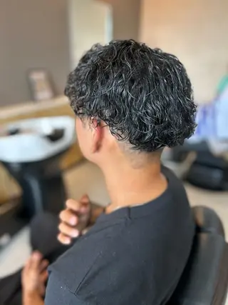 ミディアム パーマ メンズ THEBARBER TEN所属・伊禮 海凪のヘアスタイル