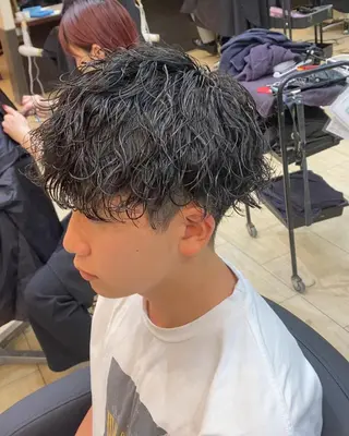 パーマ メンズ 三ノ宮フェザーパーマ 蕃本 啓利のヘアスタイル