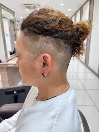 ミディアム パーマ メンズ ナチュラル暖色カラー 🤎 佐藤栞のヘアスタイル