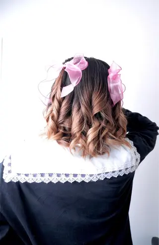 ミディアム カラー パーマ ヘアアレンジ アイブロウ 推し活専用 【派手髪】飯野ゆかりのヘアスタイル