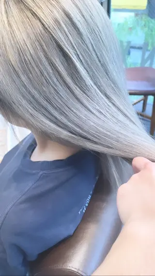 セミロング カラー ブリーチ＆縮毛矯正 🧸tomoki🧸のヘアスタイル