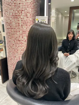 セミロング カラー コテ巻きパーマ 藤野佑成のヘアスタイル