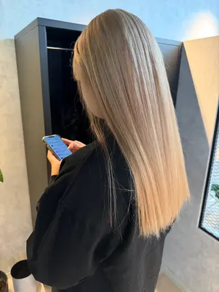 ロング motoトップカラー リスト/ブリーチカラのヘアスタイル