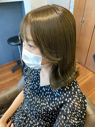 ミディアム カラー 小畑 杏実のヘアスタイル