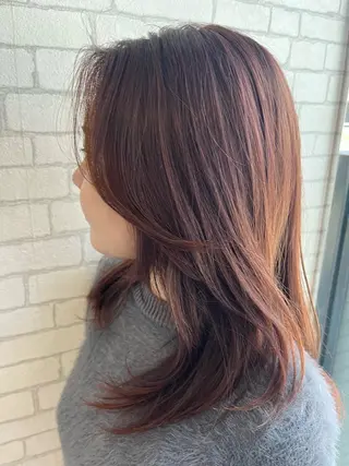 ミディアム カラー アートディレクター 尾内 友美のヘアスタイル