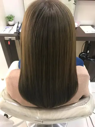 セミロング 縮毛矯正/髪質改善 継続する美髪のヘアスタイル