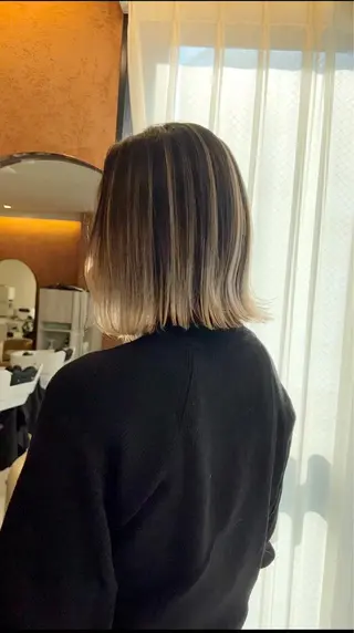 ショート 顔タイプ診断®︎ ハイトーンカラーのヘアスタイル