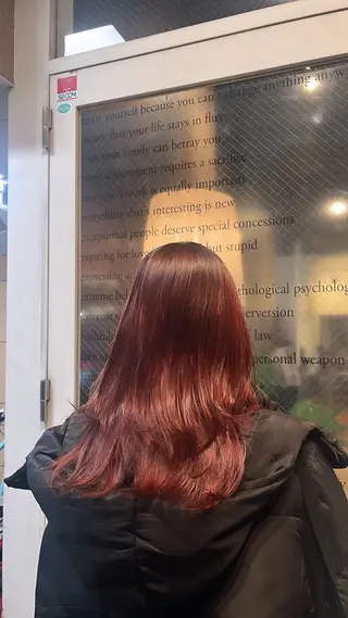 ミディアム まみ/暖色カラー /デザインカラーのヘアスタイル