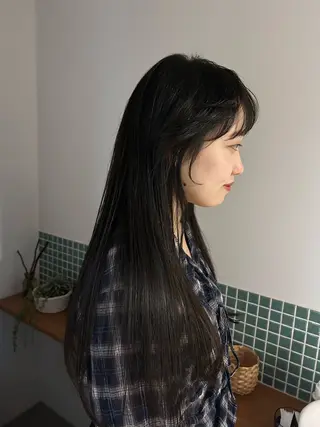 ロング 岡田 知佳のヘアスタイル