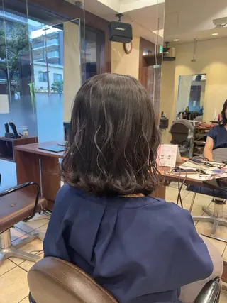 ミディアム 桑田 新菜のヘアスタイル