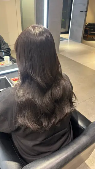 セミロング KAREN（ému） 伏見/パーマモデルのヘアスタイル