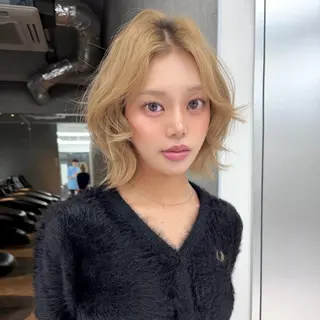 ミディアム カラー TATSU ミルクティーベージュのヘアスタイル