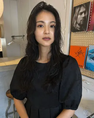 ロング パーマ Loom.所属・村上雅人 ナチュラルモードのヘアスタイル