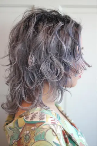 ミディアム カラー ホワイト&レイヤーカ ットエクステ長畠俊輔のヘアスタイル