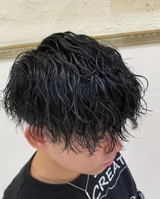 ショート カラー パーマ メンズ 三ノ宮フェザーパーマ 蕃本 啓利のヘアスタイル