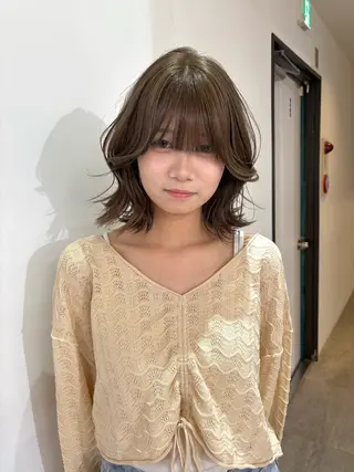 ミディアム カラー Yuna/ブリーチ ベージュ ヘアセットのヘアスタイル
