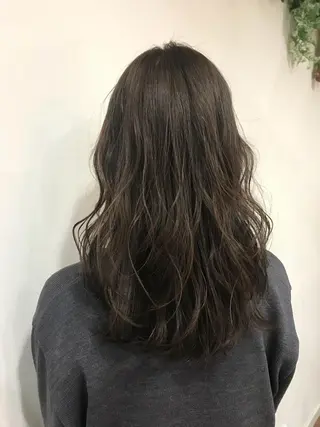 セミロング カラー いけだ　ひかり ハイライトくびれヘアのヘアスタイル