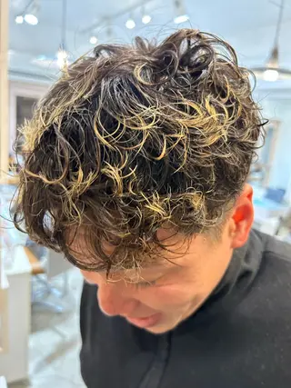 パーマ メンズ ｵｶﾓﾄ ﾐｽﾞｷのヘアスタイル