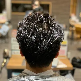 パーマ メンズ 尾崎 優也のヘアスタイル