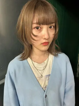 ミディアム カラー ALLY所属・ウルフカット / ケアブリーチのヘアスタイル