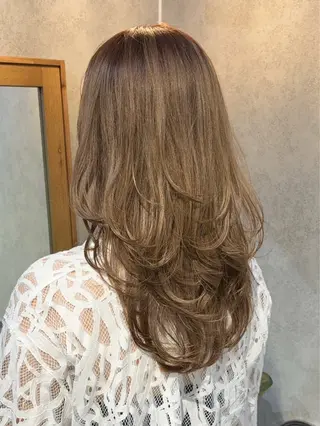 ロング 透明ベージュカラー/ たっぷりレイヤーのヘアスタイル