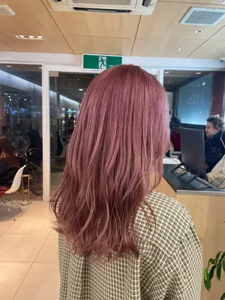 ロング ウラスギ アカリのヘアスタイル