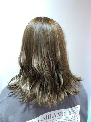 ミディアム カラー 栗原 瑠世のヘアスタイル